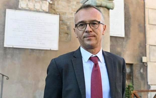 Fırıldaqçılıqda ittiham olunan klub rəsmisi qovuldu 