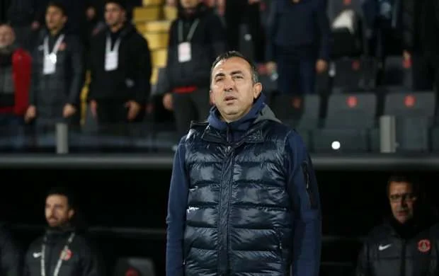 Super Liqa klubunda baş məşqçi istefası 