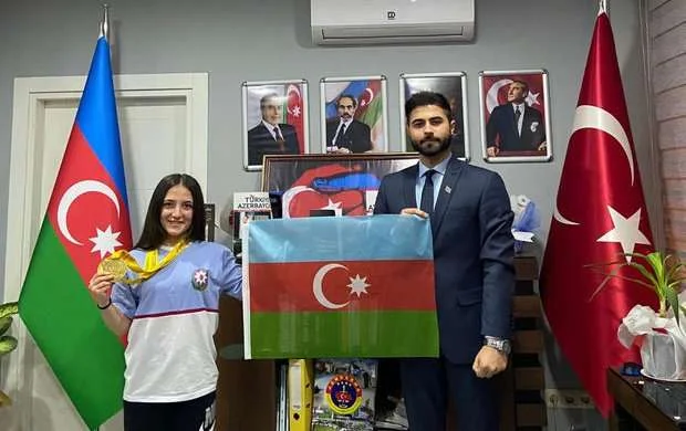 İrəvanda çempion olan türkiyəli xanıma Azərbaycan bayrağı verildi 