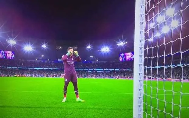 Ederson "Arsenal" azarkeşlərini belə ələ saldı - FOTO 