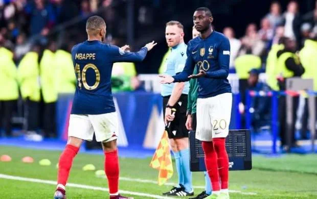 Mbappe fransalı futbolçunu dilə tutur 