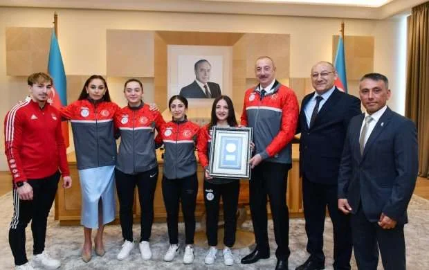 İlham Əliyev qələbələrini Azərbaycana həsr etmiş türkiyəli atletlərlə görüşdü 