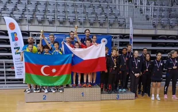 Stolüstü tennis millimiz Xorvatiyada gümüş medal qazandı 