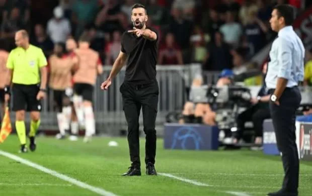 Van Nistelroy postunu tərk edi 
