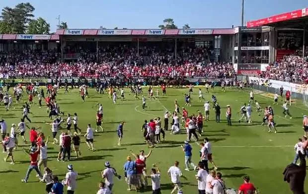 Meydana axışan "Hamburq" fanatları şok yaşadılar - VİDEO  