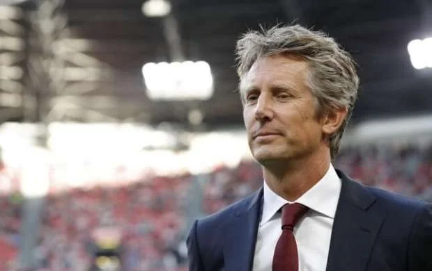 Van Der Sar postunu tərk etdi 