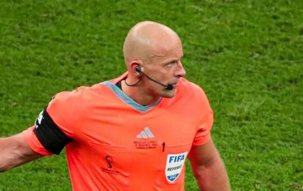 UEFA Çempionlar Liqasının baş hakimini bağışladı 