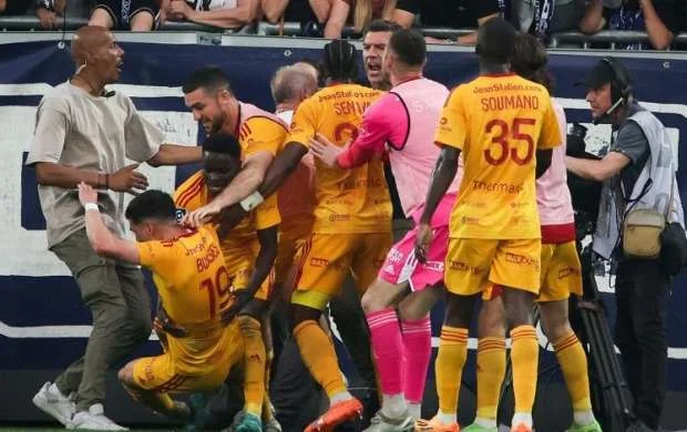 Azarkeş futbolçunu vurdu, oyun yarımçıq dayandı 