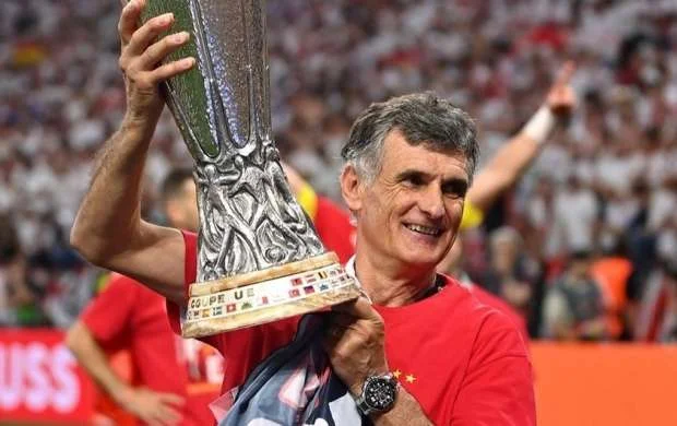 Avroliqanın son qalibindən baş məşqçi ilə yeni müqavilə 