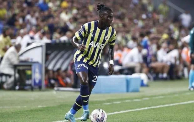 “Fənərbaxça”nın futbolçusu “Braqa” ilə yeni müqavilə imzaladı 