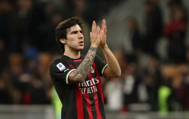 "Milan"ın futbolçusu İngiltərə klubunda - RƏSMİ 
