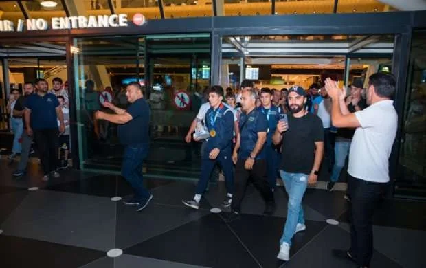 Avropa çempionatında tarix yazan komanda vətənə qayıtdı 