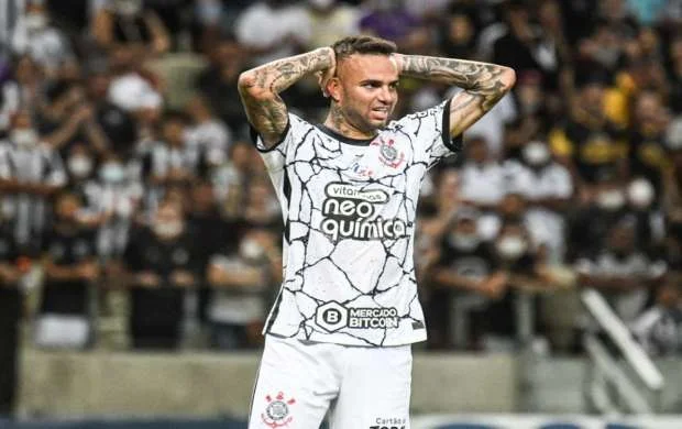 Azarkeşlər "Korintians"ın futbolçusunu bu səbəbdən döydülər 