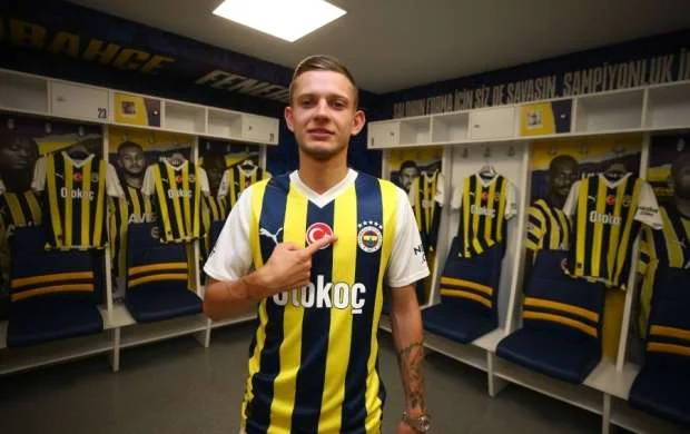 “Fənərbaxça” polşalı futbolçu ilə gücləndi 