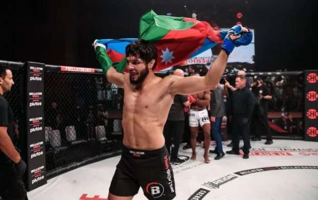 Tofiq Musayev rəqibini nokauta saldı 