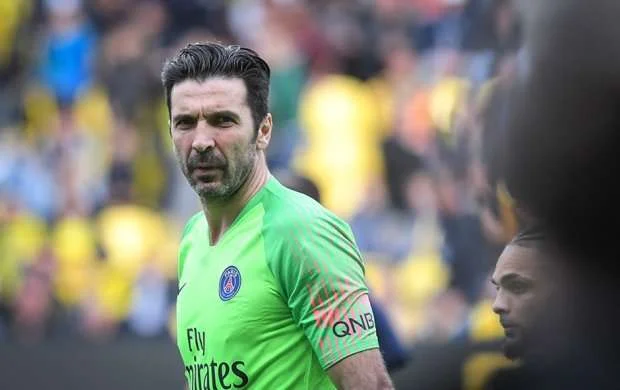 Buffon karyerasını başa vurdu 