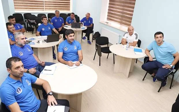 UEFA rəsmisi AFFA-da məşqçilərə kurs keçir 
