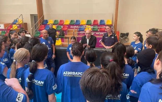 Federasiya prezidenti fərqlənən voleybolçularla görüşdü 