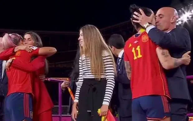 FİFA İspaniya Futbol Federasiyasının rəhbəri cəzalandırdı - Öpüşə görə 