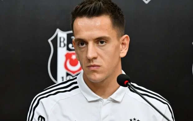 "Beşiktaş"ın yarımmüdafiəçisi: "İlk oyunda bütün gücümüzü ortaya qoymadıq" 