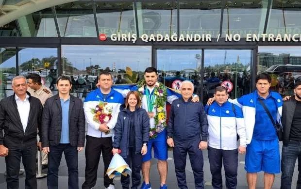 DÇ-dən qayıdan yığmamız Bakıda böyük coşğuyla qarşılandı 