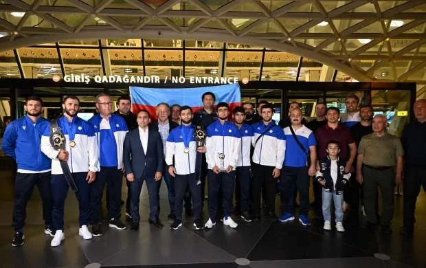 Belqradda tarix yazan güləşçilər Bakıya qayıtdılar 