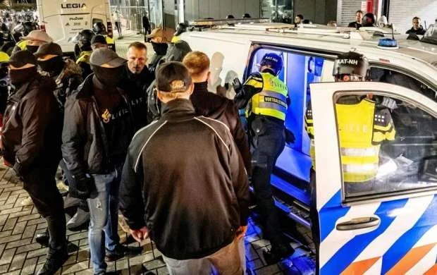 Niderlandda xaos: Polislər döyüldü, iki futbolçu həbs olundu - VİDEO 