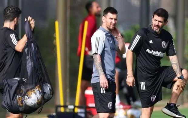 Messi komanda ilə məşqlərə geri döndü 