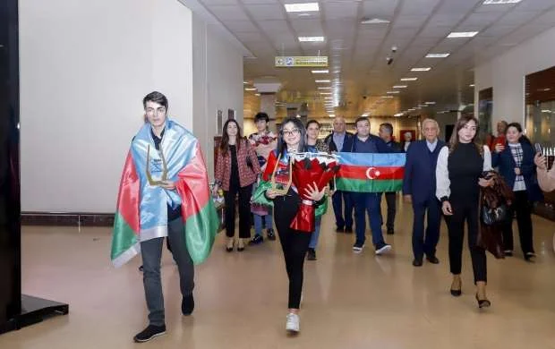 Dünya çempionları Bakıda belə qarşılandılar - FOTO 