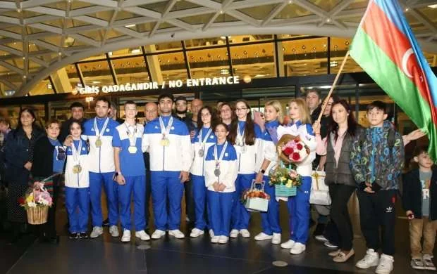 AÇ-də uğurla çıxış etmiş gimnastlar vətənə qayıdıblar 