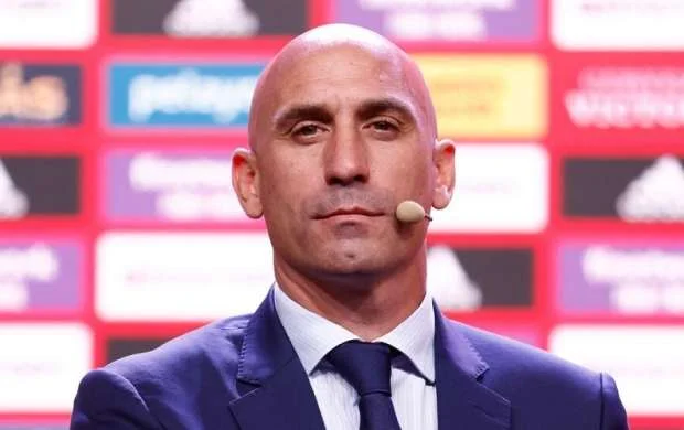 FİFA futbolçunu öpən federasiya prezidentini diskvalifikasiya etdi - RƏSMİ 