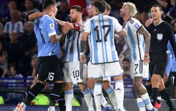 Messi rəqiblə əlbəyaxa oldu, hakim vərəqə vermədi - FOTO 