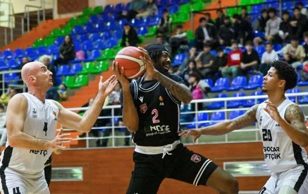 “Neftçi” ölkə çempionatının əsas favoritinə qalib gəldi 