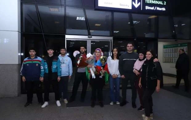Dünya çempionu olan şahmatçımız Bakıya qayıtdı 