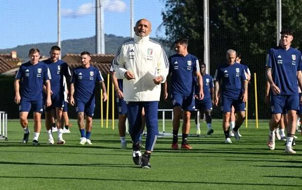 İtaliya millisi "sərt" rəqib axtarır 