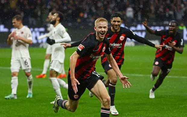 “Bayern” darmadağına üzüldü, “Borussiya” evdə uduzdu 