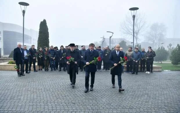 “Vüqar Həşimov Memorialı”nın iştirakçıları Heydər Əliyevin abidəsini ziyarət ediblər 