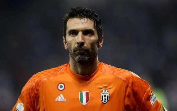 Buffon qapı dirəklərinin daha hündür olmasını istəyir 