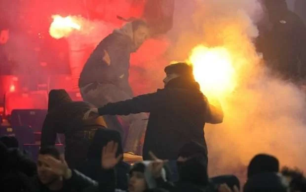 Roma derbisində qarşıdurma: Tribunaları alov bürüdü - VİDEO 
