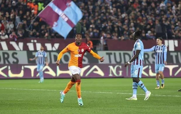 “Fənərbaxça” büdrədi, “Qalatasaray” darmadağına sevindi 