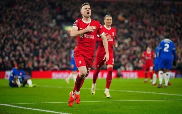“Liverpul” “Çelsi”ni darmadağınla yola saldı 
