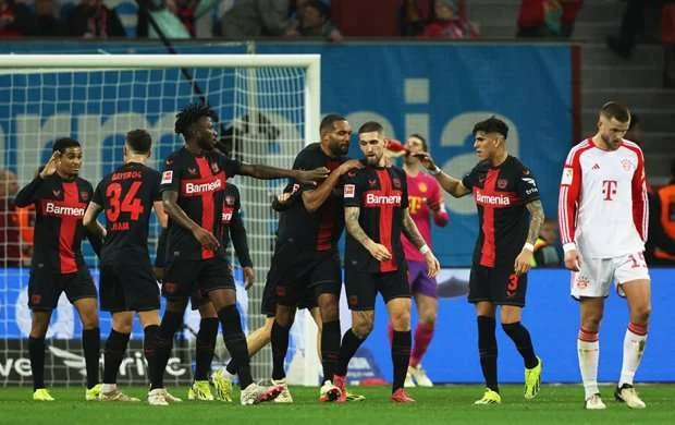 Lider çempionu da məğlub etdi 