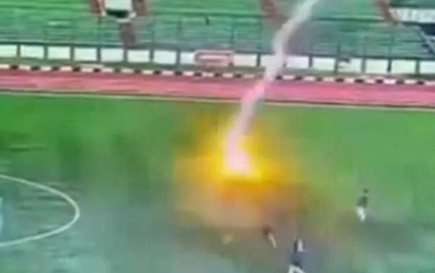 Faciə: İldırım vuran futbolçu dünyasını dəyişdi - VİDEO 