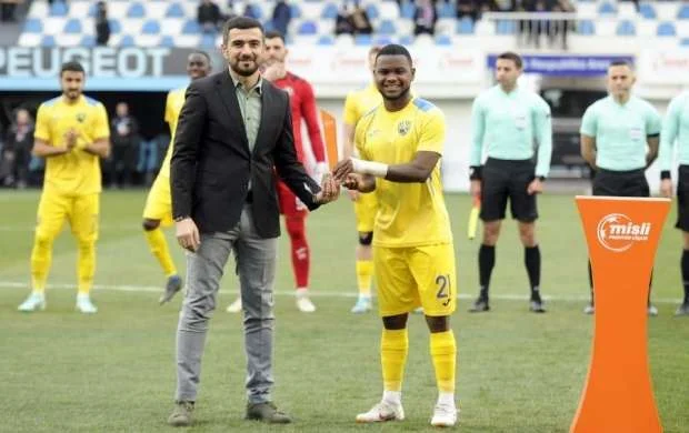 “Kəpəz”in futbolçusu mükafatlandırıldı 