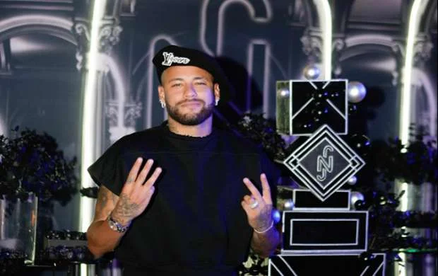 Neymar bahalı avtomobili ilə öyündü: "Bu, mənim yeni uşağımdır" - FOTO 