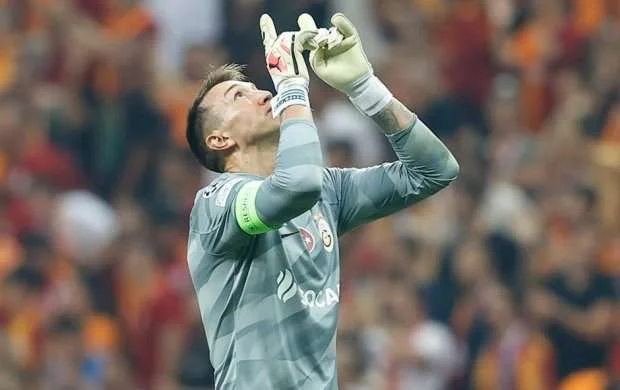 Muslera İtaliya yolunda 
