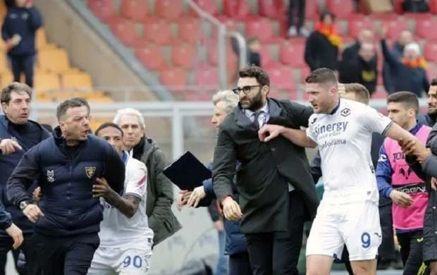 Rəqib futbolçunu döyən baş məşqçini Qotti əvəz edəcək 