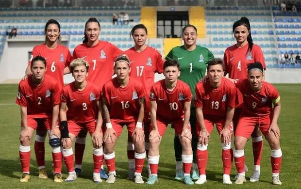 Azərbaycan millisinin mövqe dəyişmədi 