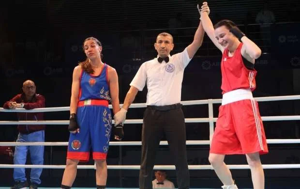 Azərbaycanın iki qadın boksçusu Bakıdakı turnirdə finala vəsiqə qazanıb 