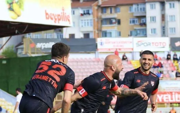 Azərbaycanlı futbolçular Tűrkiyədə űz-űzə gəldilər 